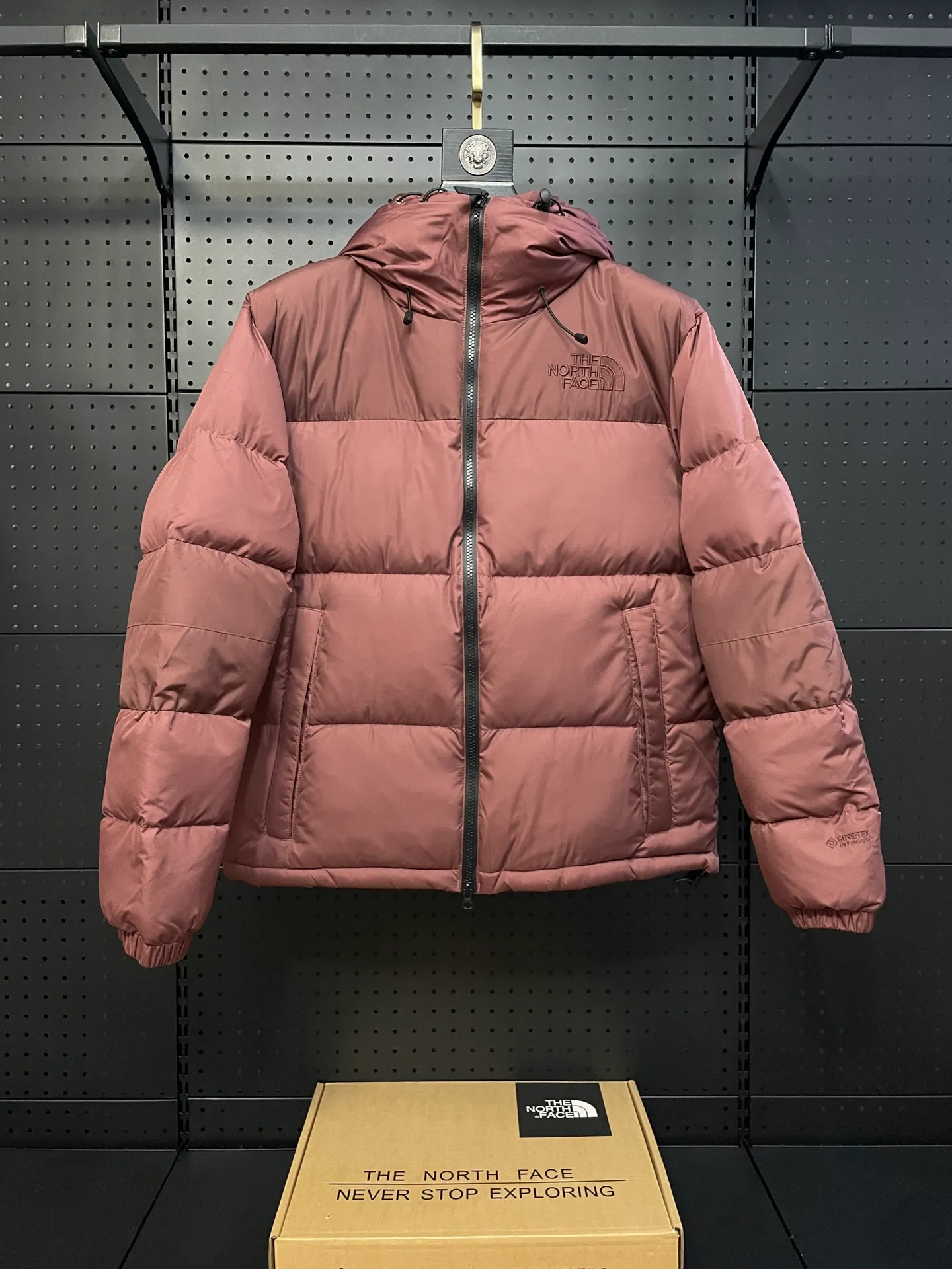 Style number: Y 75 💰P360 𝗧𝗛𝗘 𝗡𝗢𝗥𝗧𝗛 𝗙𝗔𝗖𝗘 North Face 22F-WS Nuptse Hoodie Windproof Hooded Down Jacket It has been updated with the latest technology. A down jacket with strong wind resistance. GORE-TEXINFINIUM PRODUCTS is used in the outer layer to block cold air while venting the stuffy feeling inside the garment. The filling is environmentally friendly recycled down. By filling the inner collar with down, the warmth of the neck is increased and the release of body heat is reduced. The North Face logo is embroidered on the chest, giving a calm impression. Color: Dark Red Obsidian Black Premium Gray Size: S M L XL XXL